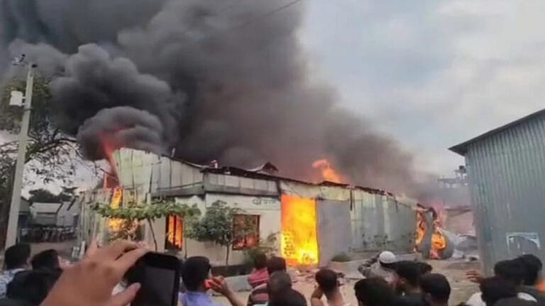 আগুনে পুড়ল ৬ ঝুটের গোডাউন