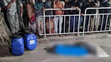 হাইকোর্টের পাশে নীল রংয়ের দুইটি ড্রামের একটিতে চাল,  অপরটিতে খন্ডিত লাশ