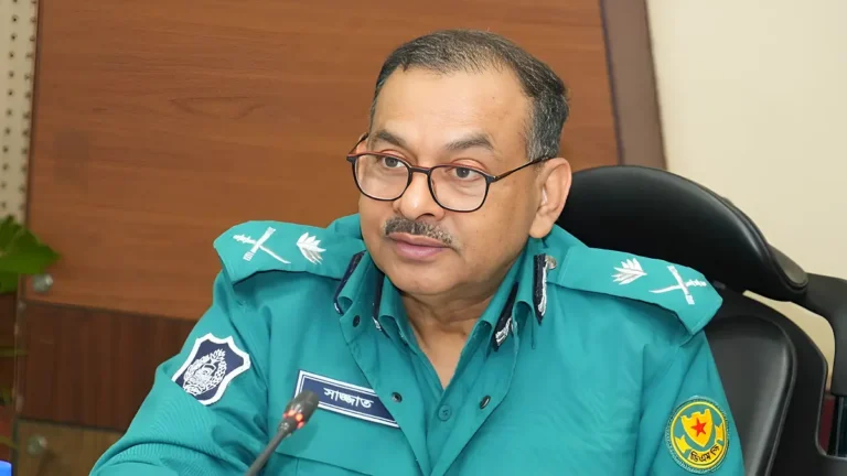 অগ্নিসংযোগ ও দুষ্কৃতিকারীদের গুলির নির্দেশ ডিএমপি কমিশনারের