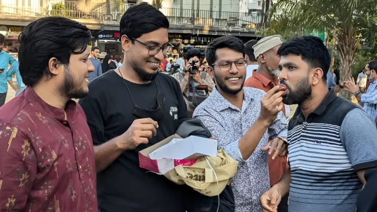 শেখ হাসিনার মৃত্যুদণ্ড রায় কে ঘিরে মিষ্টি বিতরণ