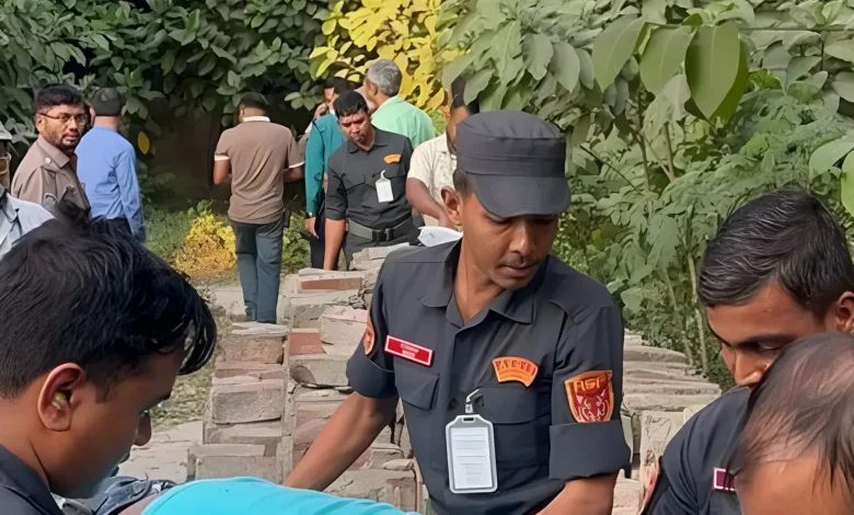 ক্যাম্পাসের পাশে পড়েছিল ইস্ট ওয়েস্ট ছাত্রের লাশ