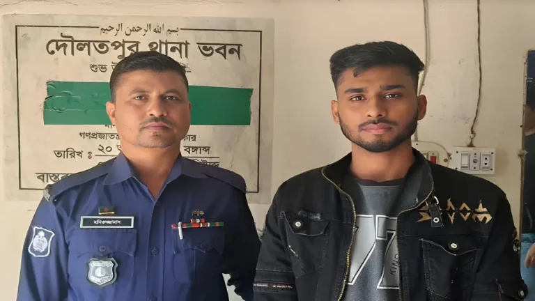 নিজ বাড়িতে ককটেল বিস্ফোরণ ঘটিয়েছে যুবক