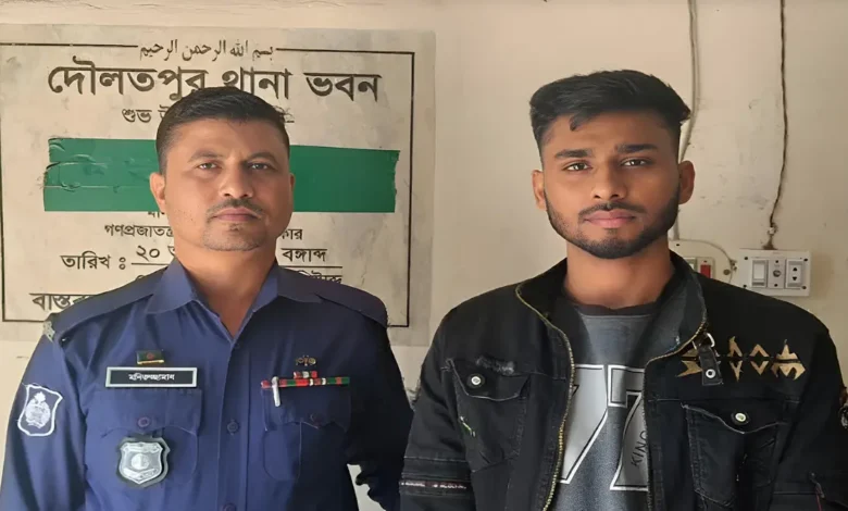 নিজ বাড়িতে ককটেল বিস্ফোরণ ঘটিয়েছে যুবক