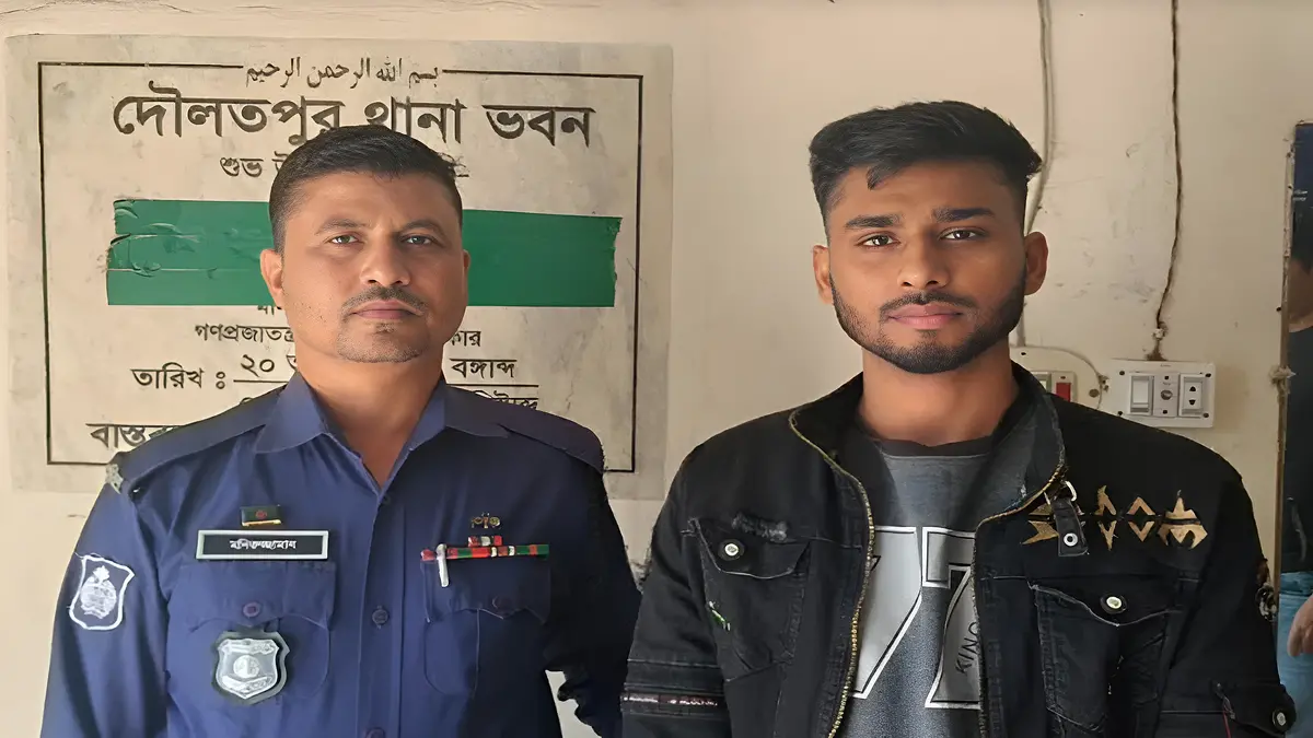 নিজ বাড়িতে ককটেল বিস্ফোরণ ঘটিয়েছে যুবক