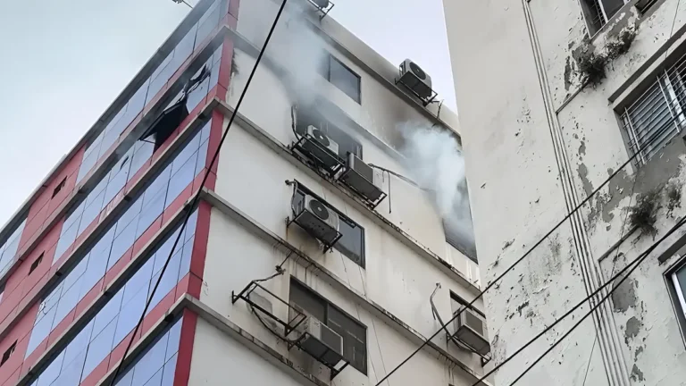 রাজধানীর বিজয়নগরে বাণিজ্যিক ভবনে আগুন