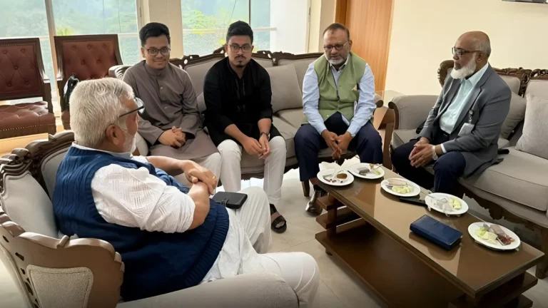 উপদেষ্টা মুহাম্মদ ফাওজুল কবির খানের সঙ্গে ঢাবি ভিসির সাক্ষাৎ