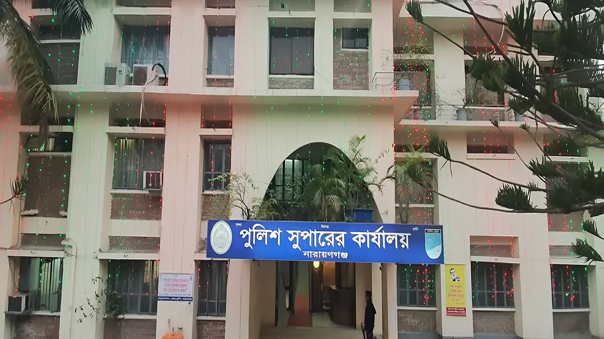 পুলিশের সিএনজিতে ডাকাত দলের হামলা