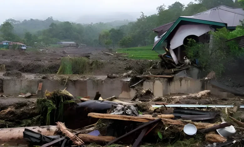 ইন্দোনেশিয়ায় ভয়াবহ বন্যায় এখনো নিখোঁজ শতাধিক মানুষ
