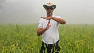 ধানক্ষেতে দাঁড়িয়ে রিভিউ আবেদন জানালেন মনোনয়নবঞ্চিত নেতা