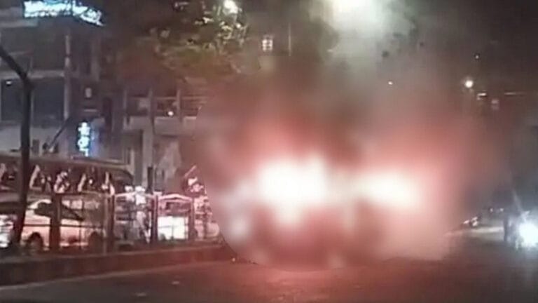 রাজধানীর ধানমণ্ডিতে ল্যাবএইড হাসপাতালের সামনে বাসে আগুন