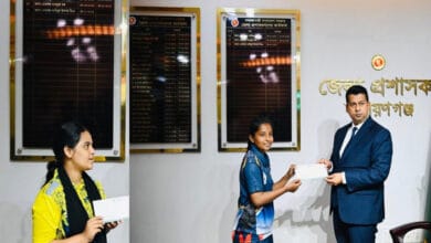 নারায়ণগঞ্জ ডিসির অনুদান পেলেন দুই নারী ফুটবলার