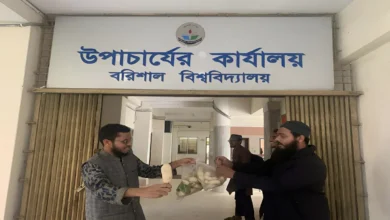 মুলা দিয়ে প্রতিবাদ ইসলামী ছাত্র আন্দোলনের নেতাকর্মীদের
