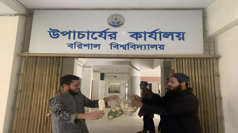 মুলা দিয়ে প্রতিবাদ ইসলামী ছাত্র আন্দোলনের নেতাকর্মীদের