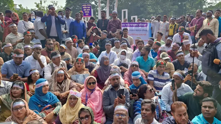 সরকারের হুশিয়ারি উপেক্ষা করেই চলছে শিক্ষকদের আন্দোলন