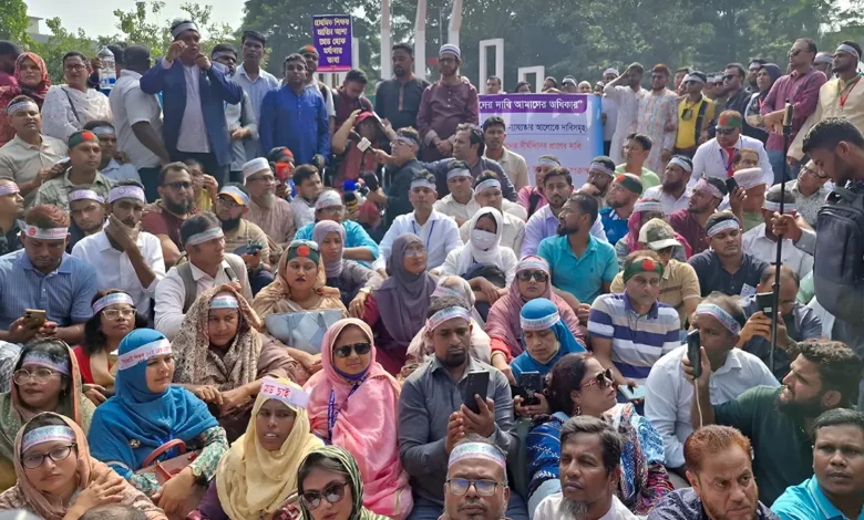 সরকারের হুশিয়ারি উপেক্ষা করেই চলছে শিক্ষকদের আন্দোলন