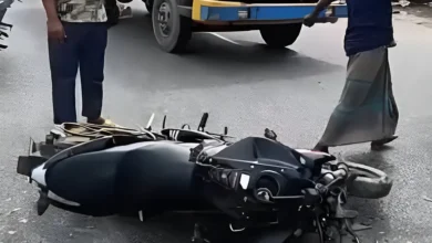 দ্রুতগামী ট্রাকের ধাক্কায় হাত হারালেন তরুণ