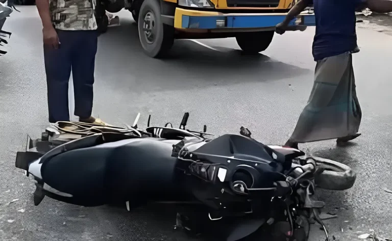 দ্রুতগামী ট্রাকের ধাক্কায় হাত হারালেন তরুণ