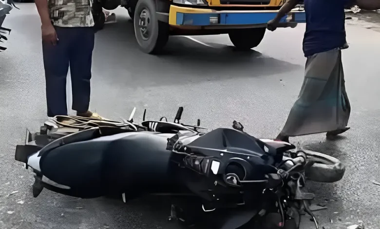 দ্রুতগামী ট্রাকের ধাক্কায় হাত হারালেন তরুণ