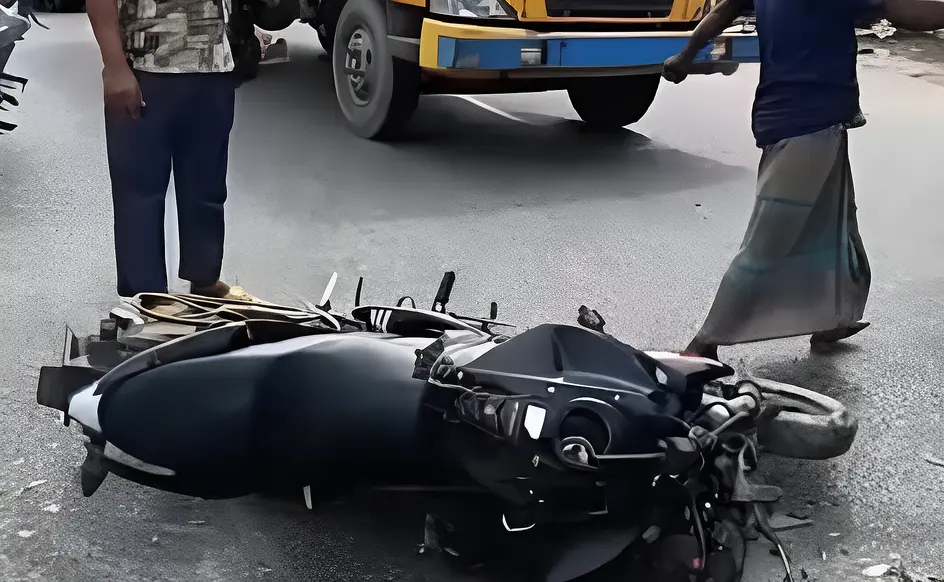 দ্রুতগামী ট্রাকের ধাক্কায় হাত হারালেন তরুণ