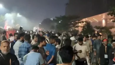 বিটিআরসি ভবনের সামনে আগুন জ্বালিয়ে ব্যবসায়ীদের বিক্ষোভ