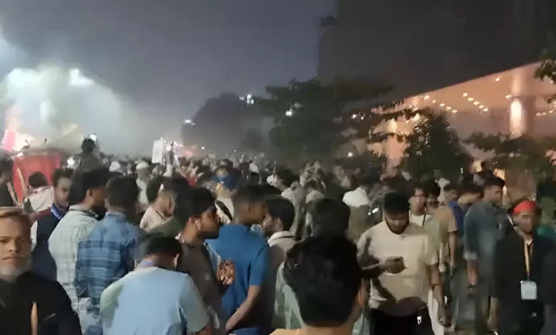 বিটিআরসি ভবনের সামনে আগুন জ্বালিয়ে ব্যবসায়ীদের বিক্ষোভ