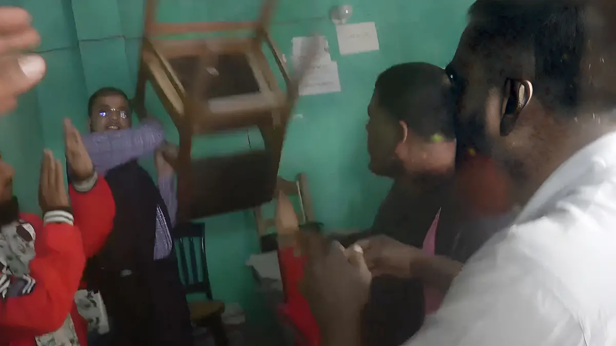 দুর্নীতির তথ্য সংগ্রহের সময় সাংবাদিককে মারধোর ও ক্যামেরা ছিনিয়ে নেওয়ার অভিযোগ