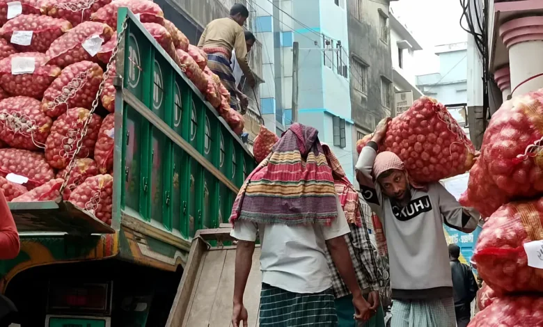 আমদানি করা ৪০ টাকার পেঁয়াজ বিক্রি হচ্ছে ১২০ টাকায়