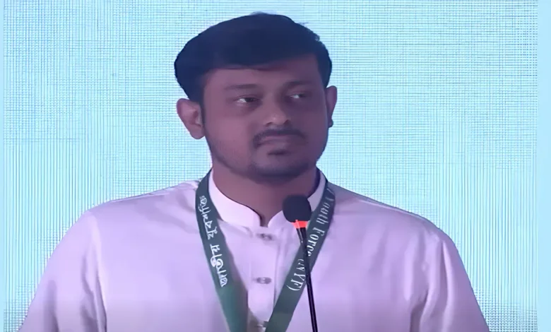 একদল লন্ডন থেকে ভয় দেখায়, আরেকদল ইসলামের নামে রাজনীতি করছে
