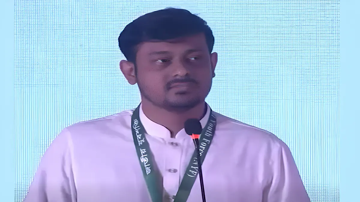 একদল লন্ডন থেকে ভয় দেখায়, আরেকদল ইসলামের নামে রাজনীতি করছে