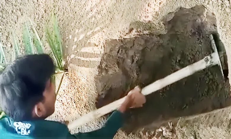 মোবাইল ফোন উদ্ধারে কবর খুঁড় যুবক