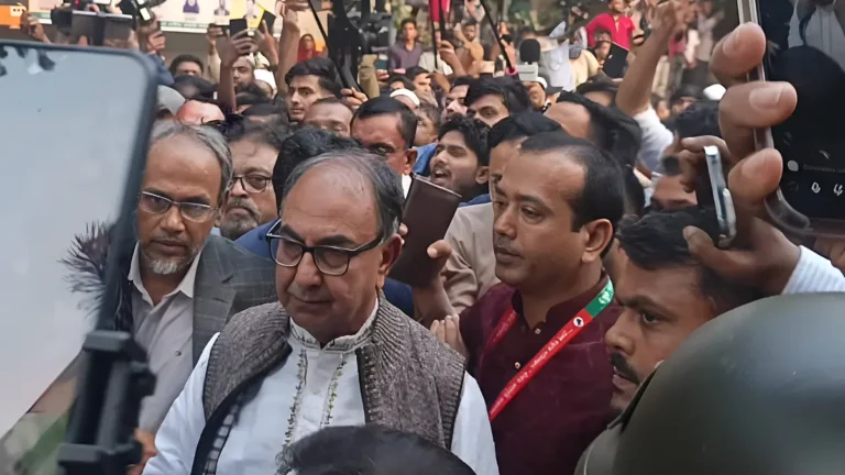 গুলিবিদ্ধ ওসমান হাদিকে দেখতে ঢামেকে মির্জা আব্বাস