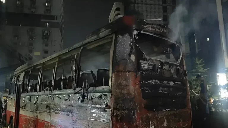 এবার রাজধানীর বাড্ডায় চলন্ত বাসে আগুন