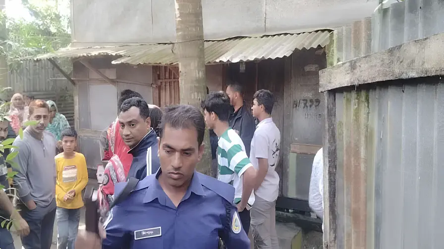 হাসপাতালে হাদী, গ্রামের বাড়িতে চুরি