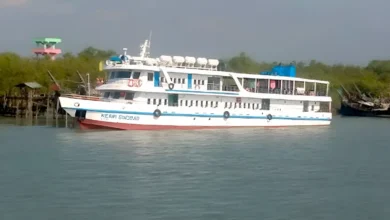 শতাধিক পর্যটক নিয়ে সাগরে আটকে ছিল জাহাজ