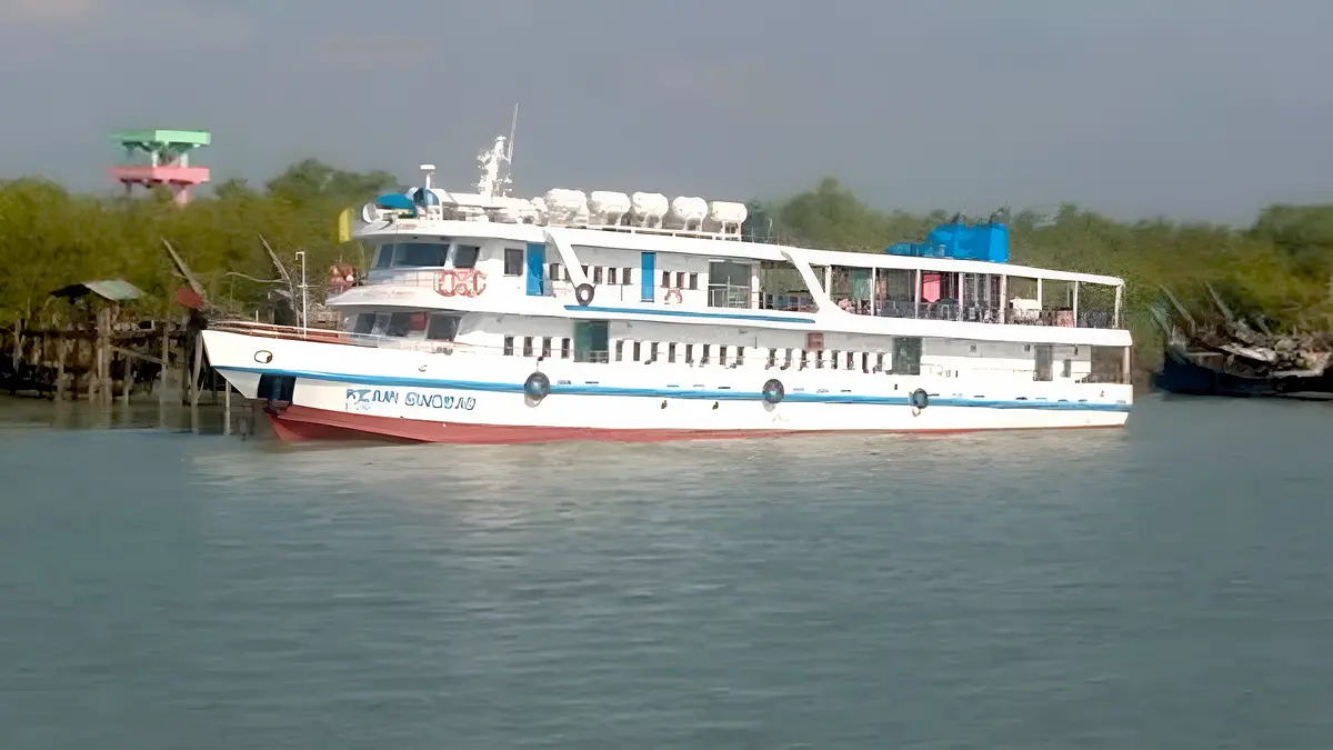শতাধিক পর্যটক নিয়ে সাগরে আটকে ছিল জাহাজ