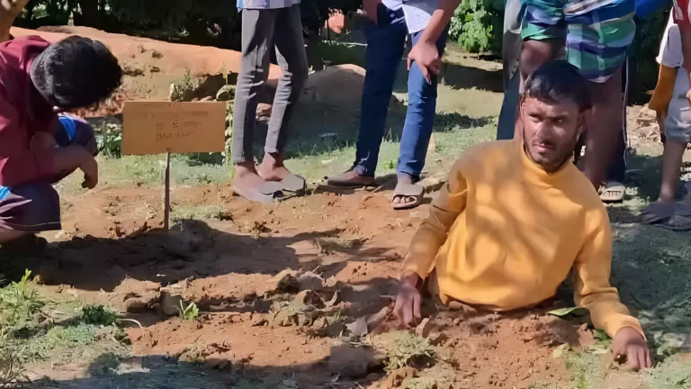 মাকে মারধর করায় ছেলেকে মাটিতে পুঁতে রাখলেন এলাকাবাসী