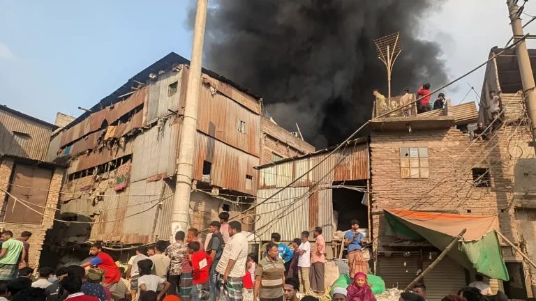 লালবাগে প্লাস্টিকের গোডাউনে আগুন
