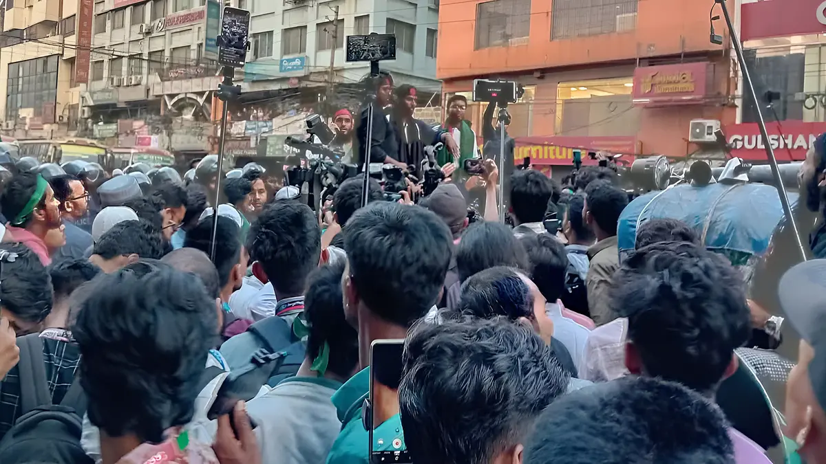 ‘হাদি ভাইকে গুলি কেন, ভারত তুই জবাব দে’—স্লোগানে উত্তাল প্রগতি সরণি