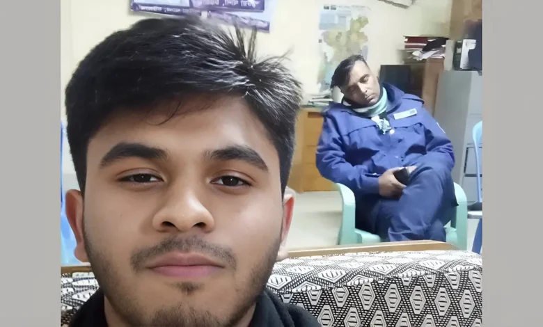 বিশেষ অভিযানে আটক করা ছাত্রলীগের নেতার সেলফিতে ঘুমন্ত প্রশাসন