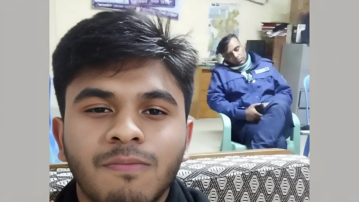 বিশেষ অভিযানে আটক করা ছাত্রলীগের নেতার সেলফিতে ঘুমন্ত প্রশাসন