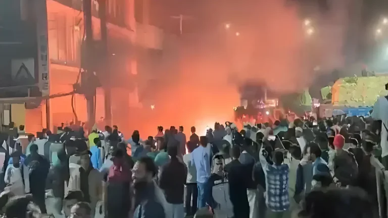 বিক্ষুব্ধ ছাত্র জনতা গুঁড়িয়ে দিল প্রথম আলো ও ডেইলি স্টার