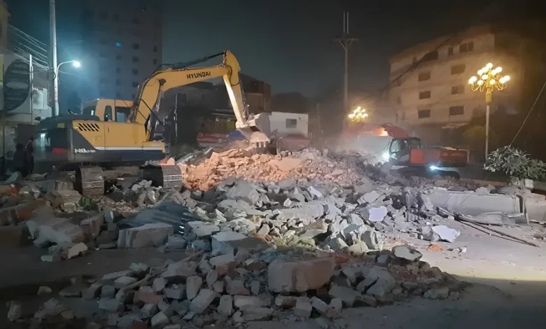 রাজশাহীতে বিক্ষুব্ধ ছাত্র-জনতা গুঁড়িয়ে দিলো আওয়ামী লীগ অফিস