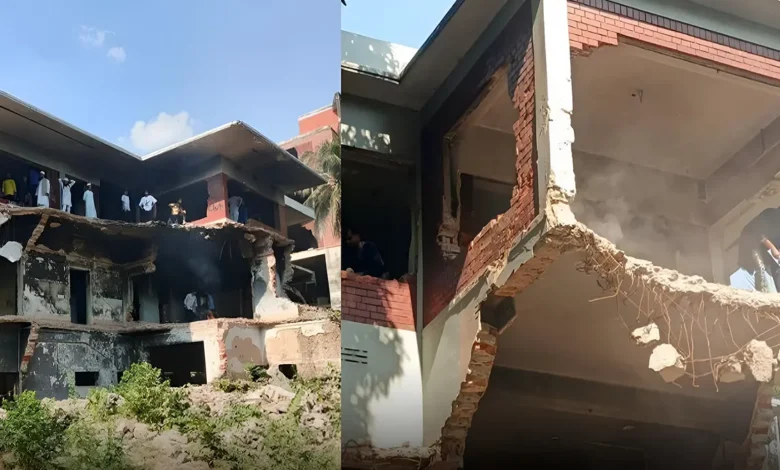 শেখ মুজিবুর রহমানের বাড়ি আবারও ভাঙছে একদল বিক্ষুব্ধ জনতা