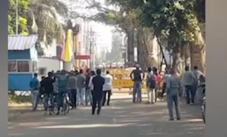 সীমান্তের পাশে দাঁড়িয়ে ভারতের বিরুদ্ধে স্লোগান বাংলাদেশিদের