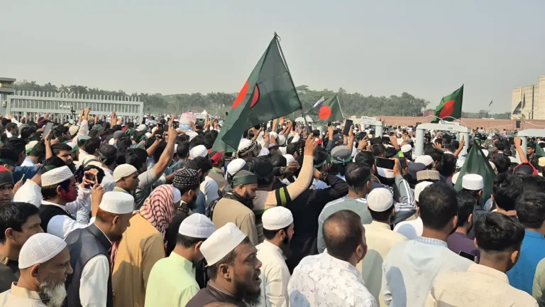 সংসদ ভবনের দক্ষিণ প্লাজায় হাদির নামাজে জানাজায় আসা ছাত্র জনতা