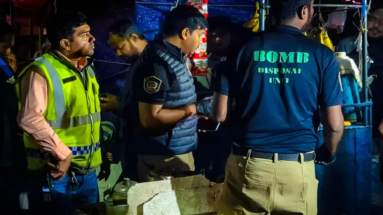 ফ্লাইওভার থেকে ছোড়া বোমা বিস্ফোরণে যুবক নিহত