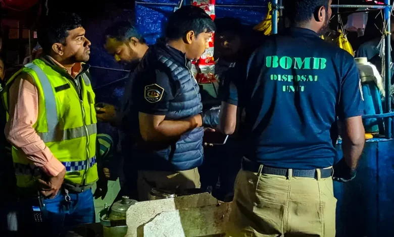 ফ্লাইওভার থেকে ছোড়া বোমা বিস্ফোরণে যুবক নিহত