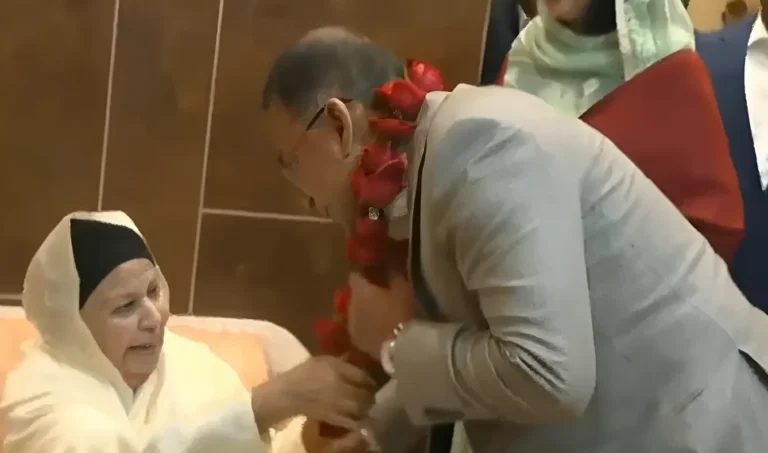 জামাইকে বিমানবন্দরে ফুলের মালা দিয়ে বরণ করেন শাশুড়ি