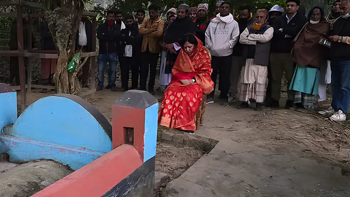 দাদা দাদীর কবর জিয়ারতের মাধ্যমে রুমিন ফারহানার নির্বাচনী প্রচারণা শুরু