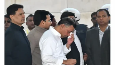 বাবার কবরের পাশে কাঁদলেন তারেক রহমান